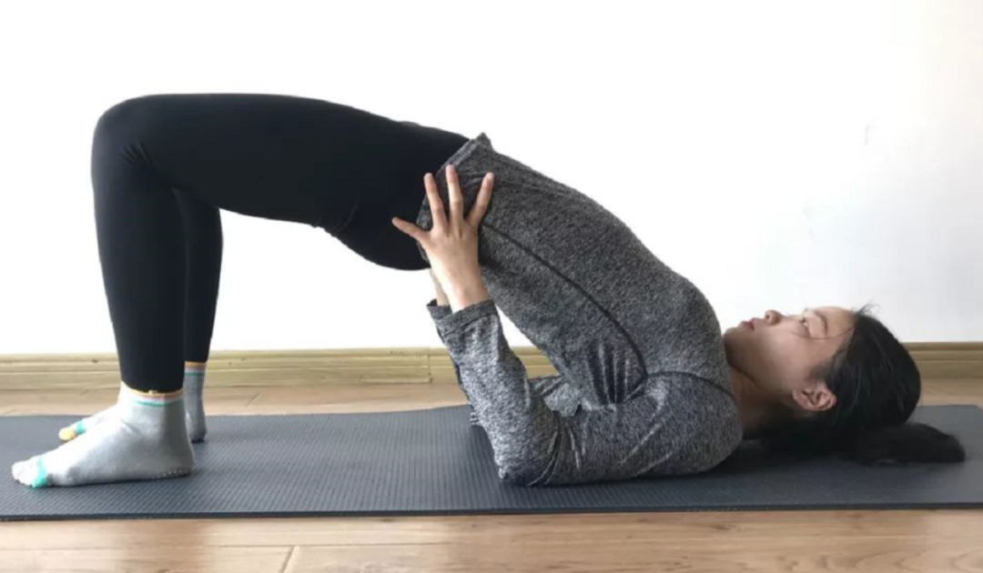 尽力腾空后伸;患者也可取俯卧位,上肢伸直后伸,头胸后仰,挺腹,或下肢